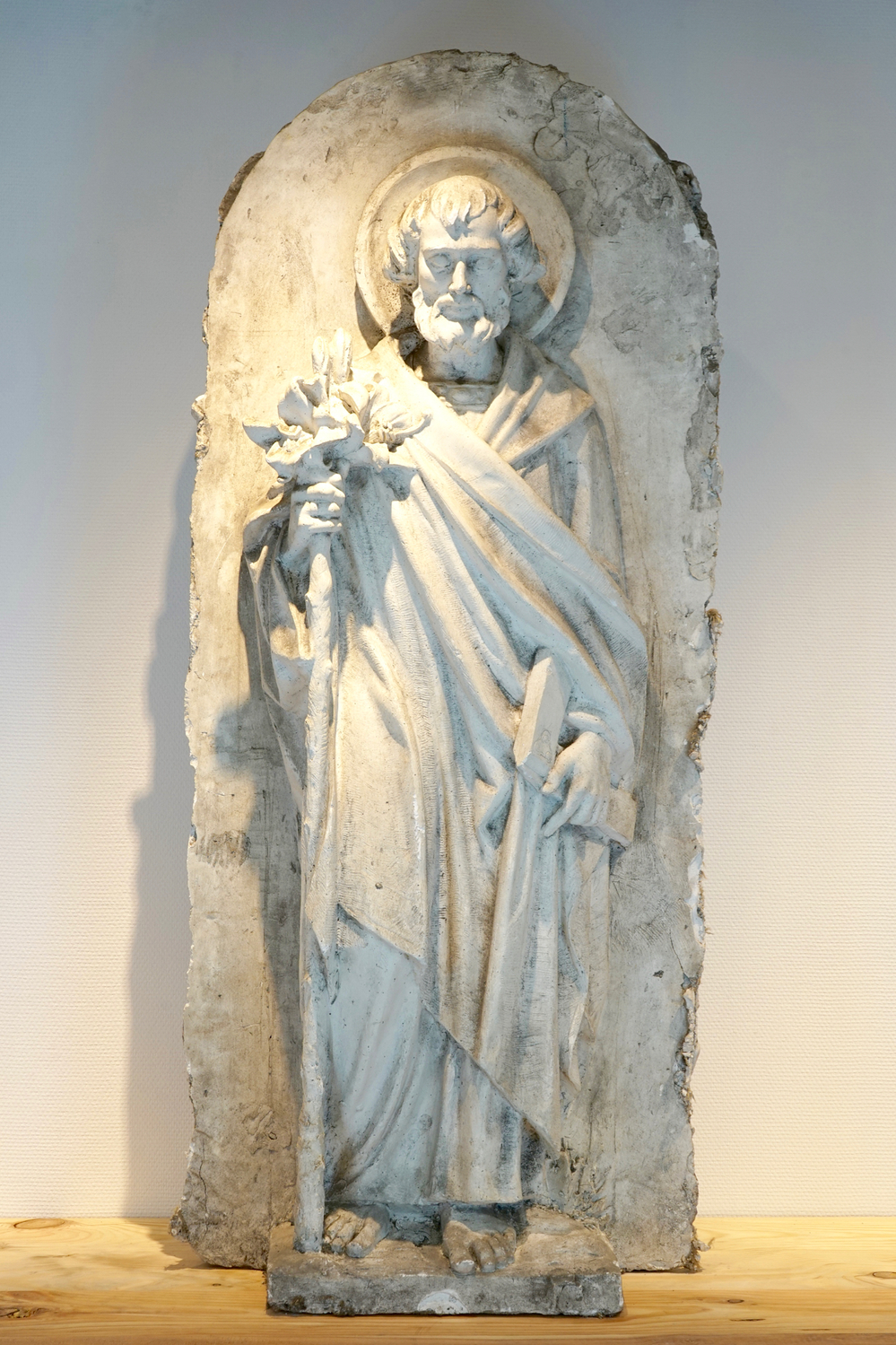 Een plaasteren reli&euml;f van Judas Thaddeus, 19/20e eeuw, Brugge