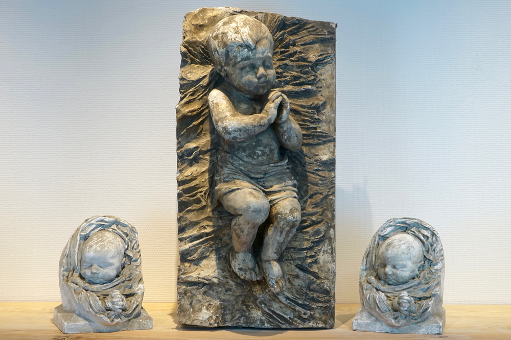Een set van drie plaasteren figuren van het Jezuskind, 19/20e eeuw, Brugge