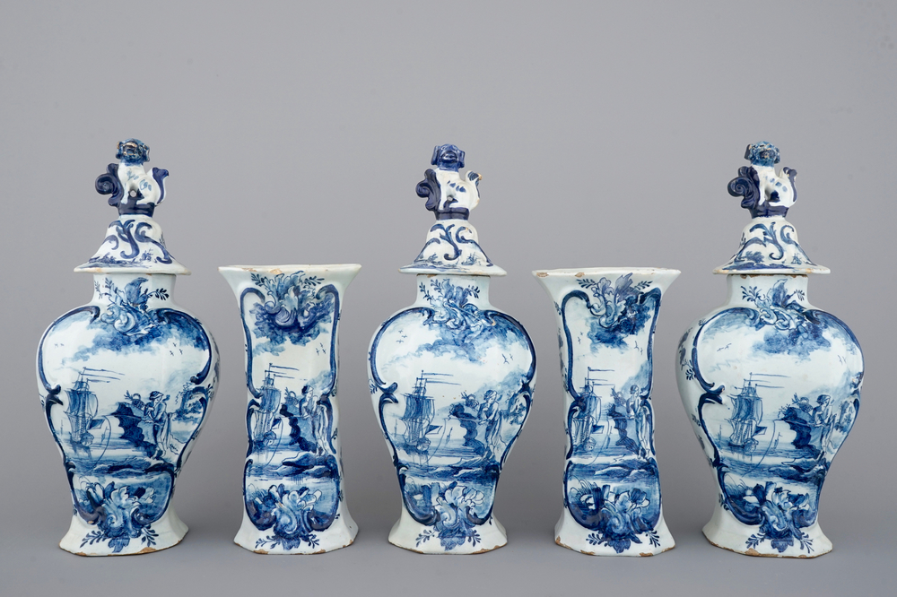 Une garniture de chemin&eacute;e en fa&iuml;ence de Delft, 18&egrave;me si&egrave;cle