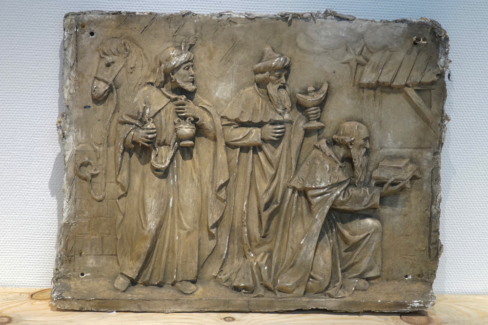 Een grote plaasteren plaquette, "De Aanbidding de Wijzen", 19/20e eeuw, Brugge