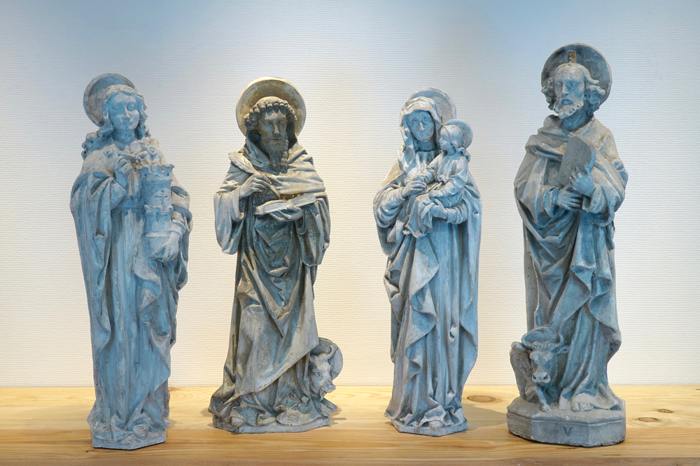 Een set van vier plaasteren religieuze figuren, waaronder de Heilige Barbara en Sint Tomas, 19/20e eeuw, Brugge