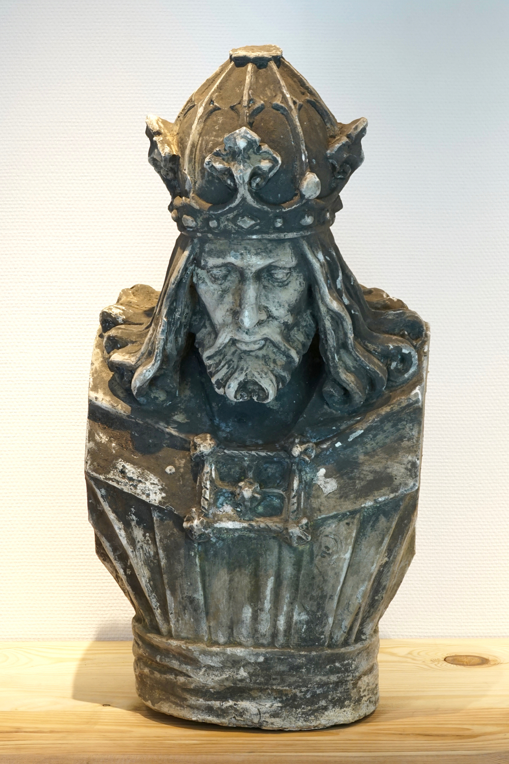 Een plaasteren beeld van Jezus met kroon, 19/20e eeuw, Brugge