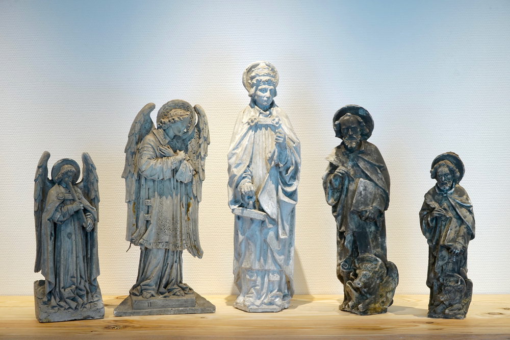 Een set van vijf plaasteren religieuze figuren, 19/20e eeuw, Brugge