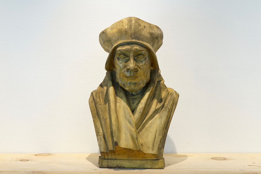 A painted carved wood bust of a nobleman, 19/20th C., Bruges