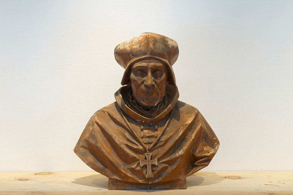 A painted carved wood bust of a nobleman, 19/20th C., Bruges