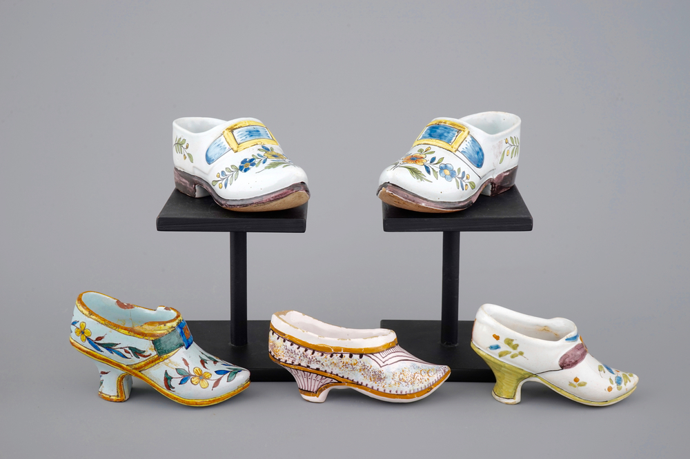 Un ensemble de 5 chaussures en fa&iuml;ence de Delft, 18/19&egrave;me si&egrave;cle