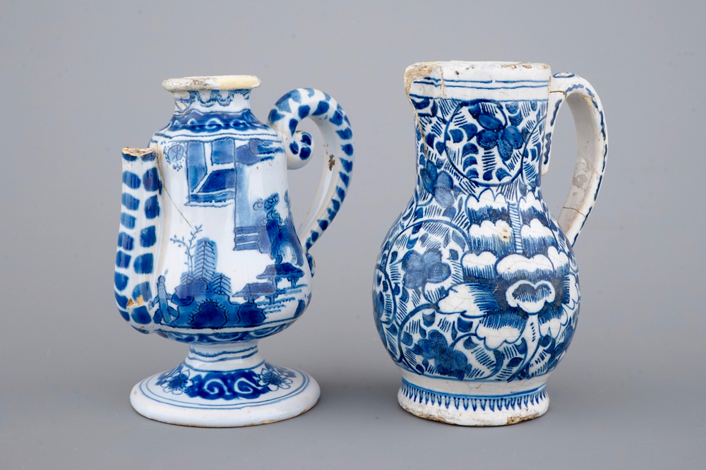 Deux verseuses en fa&iuml;ence de Nevers et Delft, 18&egrave;me si&egrave;cle