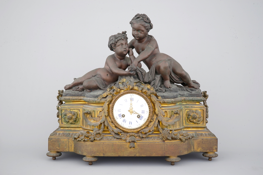 Een Franse vuurvergulde pendule, gesigneerd H&eacute;bert, Paris, 19e eeuw