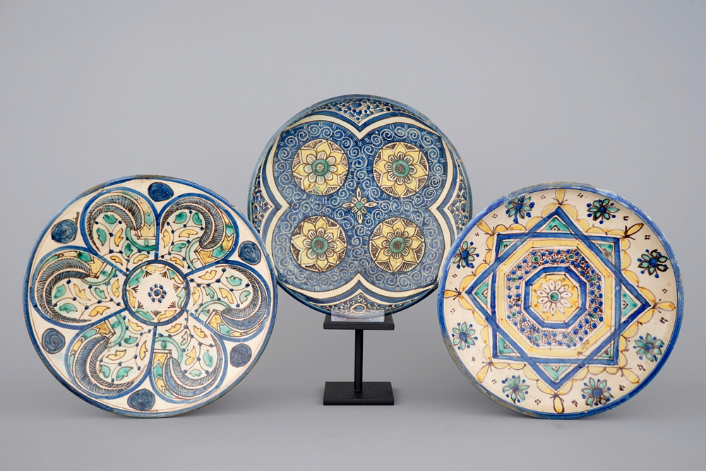 Un ensemble de 3 plats polychrome, Maroc ou Tunisie, ca. 1900
