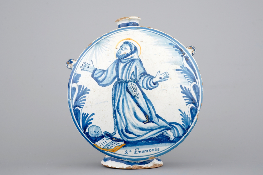 Une gourde en fa&iuml;ence de Nevers au d&eacute;cor de St.-Fran&ccedil;ois, 18&egrave;me si&egrave;cle