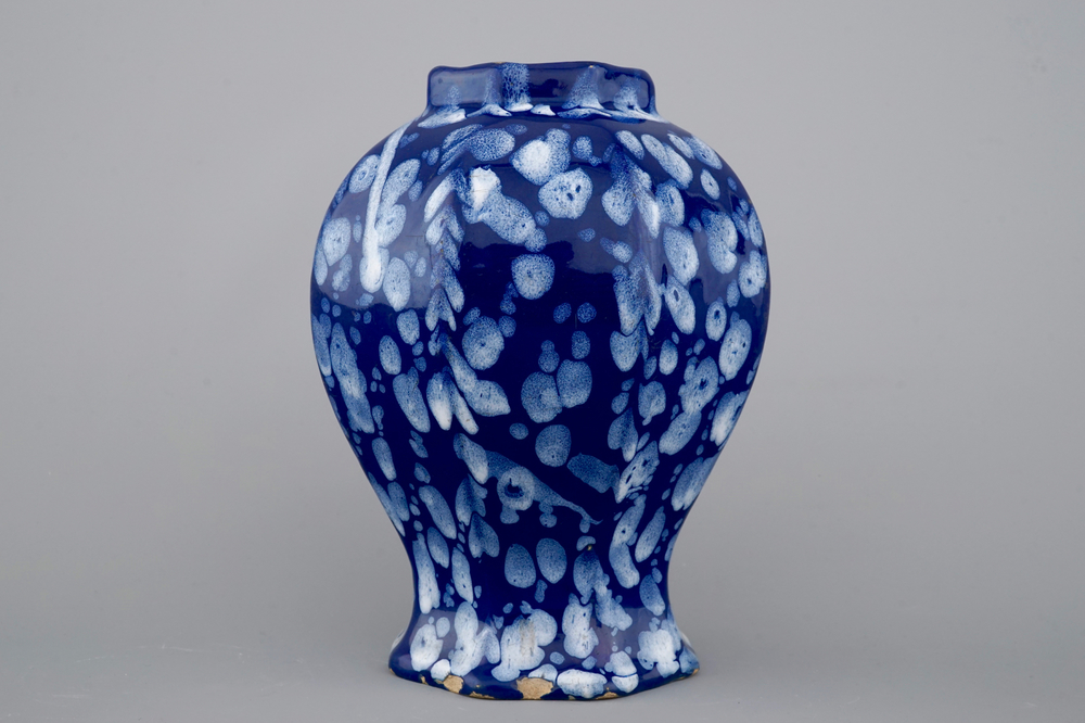 Un vase en fa&iuml;ence de Nevers d&eacute;cor bleu Persan ou "A la bougie", Nevers, 17&egrave;me si&egrave;cle