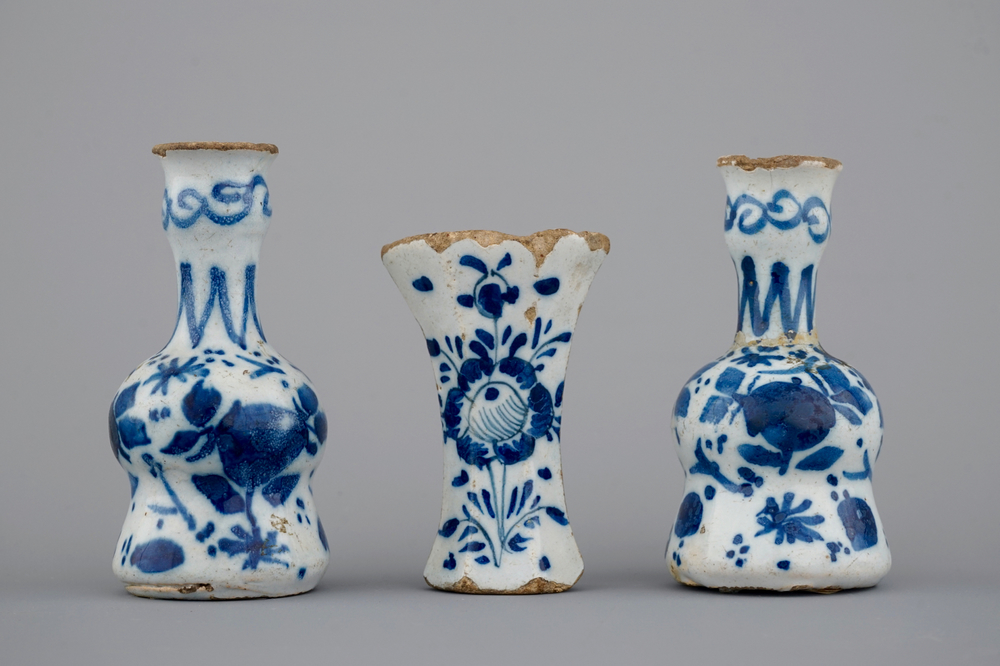 Une garniture de chemin&eacute;e miniature en fa&iuml;ence de Delft, 18&egrave;me si&egrave;cle