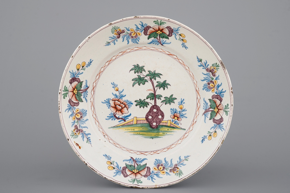 Un plat en fa&iuml;ence polychrome, Nord, 18&egrave;me