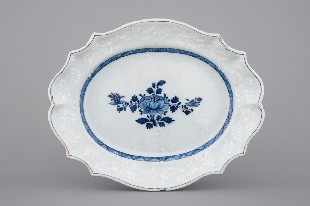 Un grand plat ovale en fa&iuml;ence bleu et blanc de Saint-Omer, 18&egrave;me