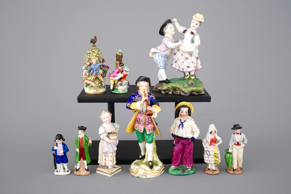 Une collection de 10 figures et tabati&egrave;res en porcelaine et biscuit, 19&egrave;me si&egrave;cle