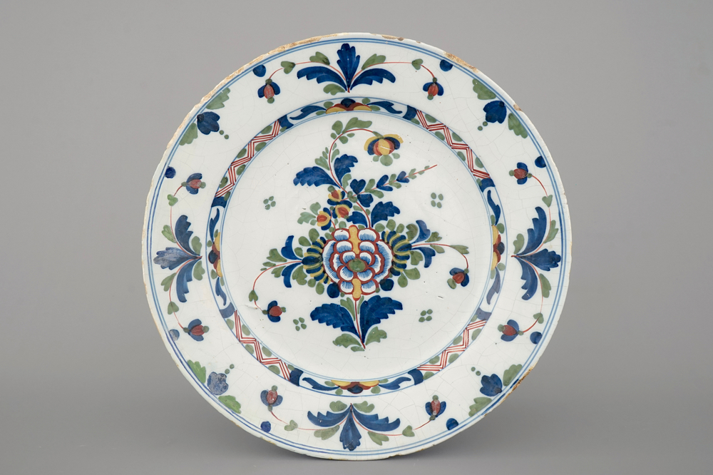 Un plat polychrome en Delftware anglais, Londres, 18&egrave;me si&egrave;cle