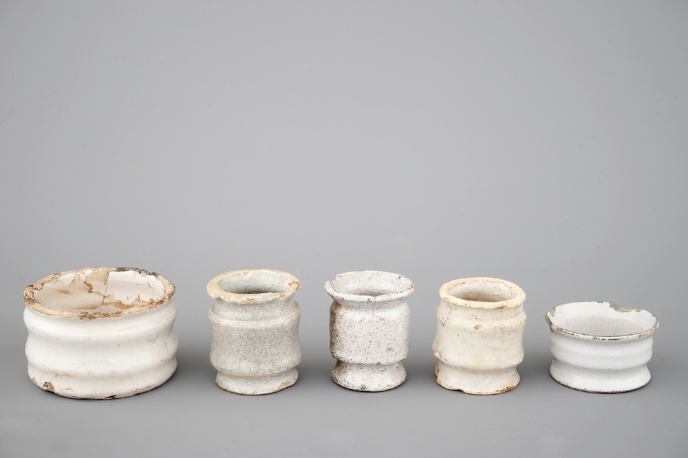 Un ensemble de 5 pots &agrave; onguent et albarello en fa&iuml;ence de Delft blanc monochrome, 17/18&egrave;me si&egrave;cle
