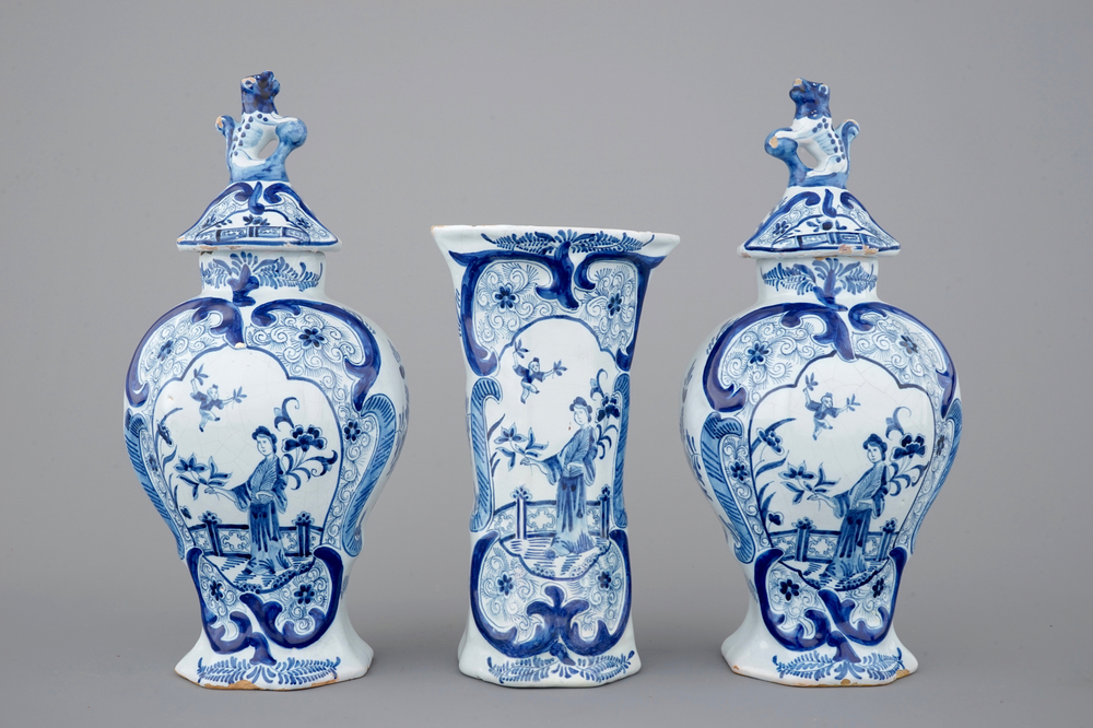 Een driedelig blauw-wit Delfts aardewerken kaststel met chinoiserie decor, 19e eeuw