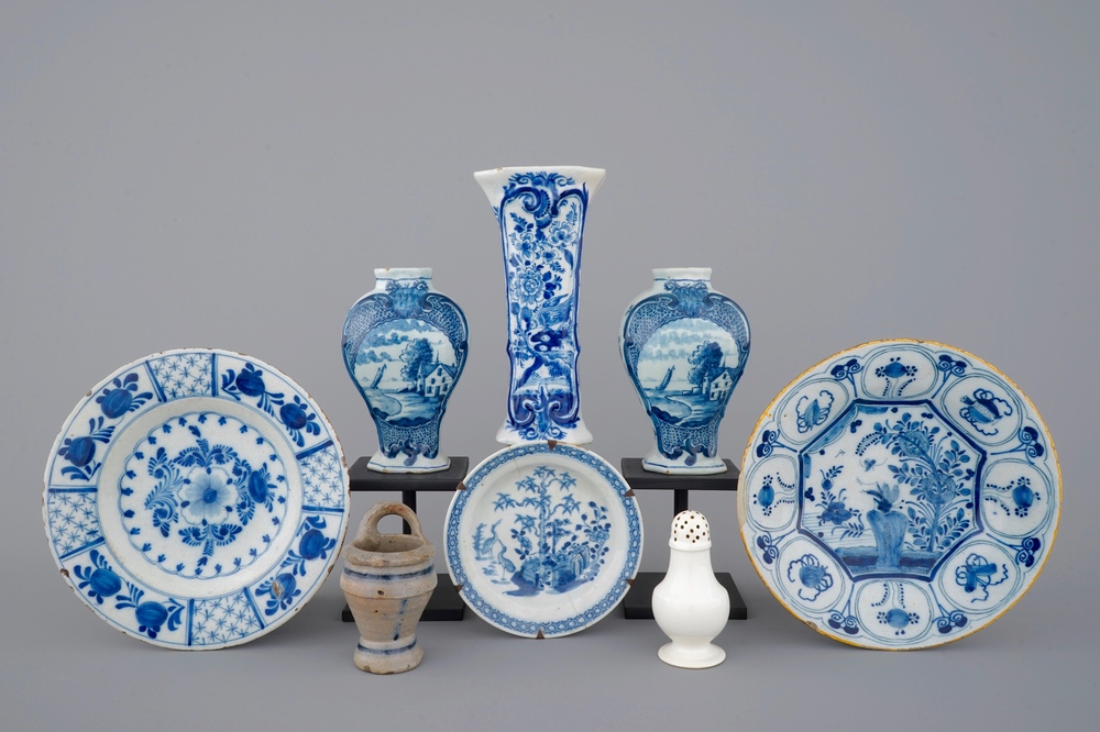 Un lot de fa&iuml;ences de Delft et autres c&eacute;ramiques, pour le plupart 18&egrave;me si&egrave;cle