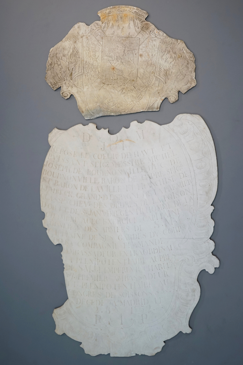 La plaques fun&eacute;raire du Duc Miguel Jos&eacute; de Bournonville, ca. 1752 et une plaque de couronnement