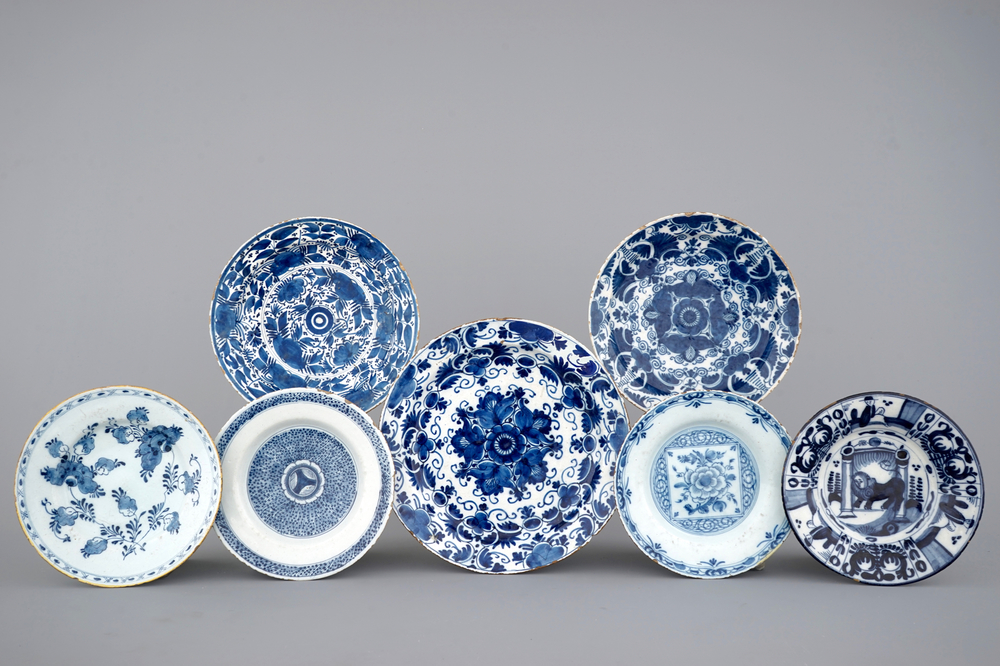Un lot de 7 plats en Delft bleu et blanc, 18&egrave;me si&egrave;cle