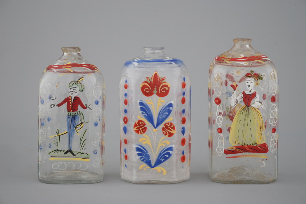 Trois bouteilles en verre &eacute;maill&eacute; allemande, 18&egrave;me si&egrave;cle