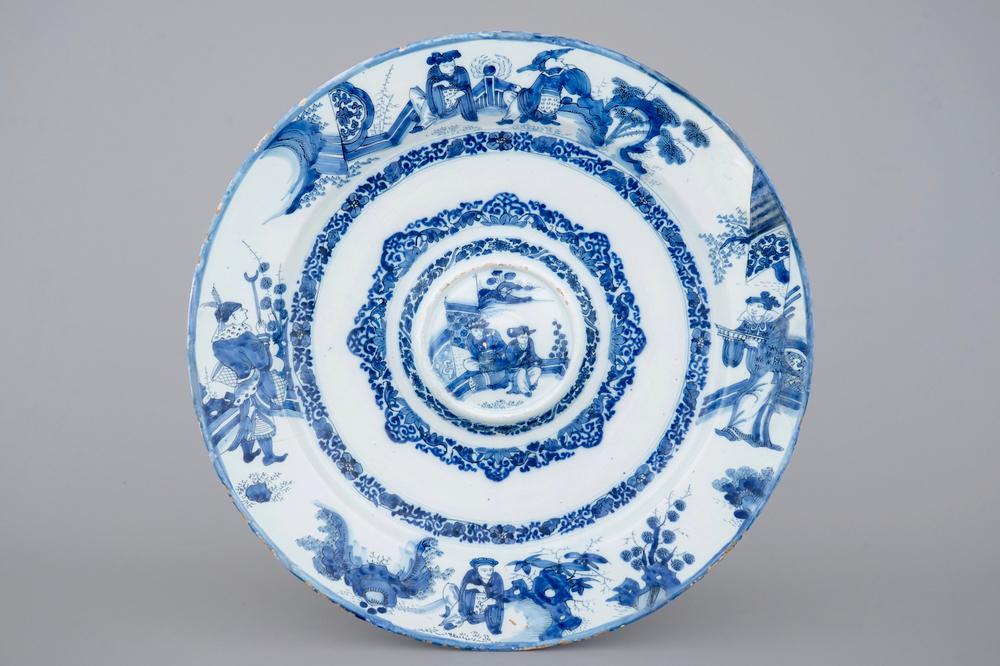 Un tr&egrave;s grand plat &agrave; ombilic en fa&iuml;ence de Delft d&eacute;cor chinoiserie, 17&egrave;me si&egrave;cle