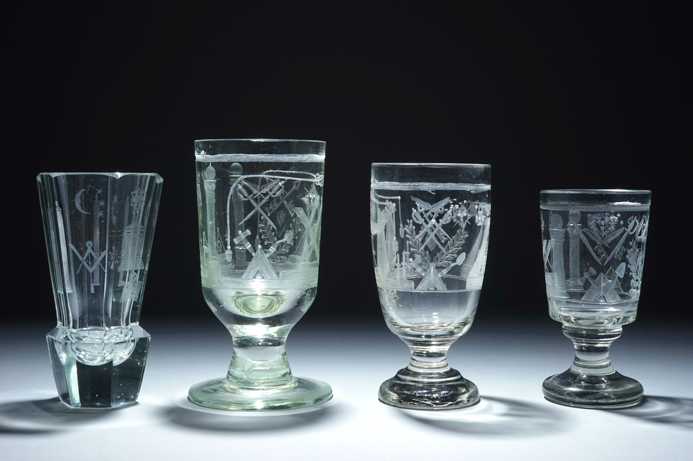 Een lot van 4 gegraveerde ma&ccedil;onnieke glazen (vrijmetselarij), 20e eeuw