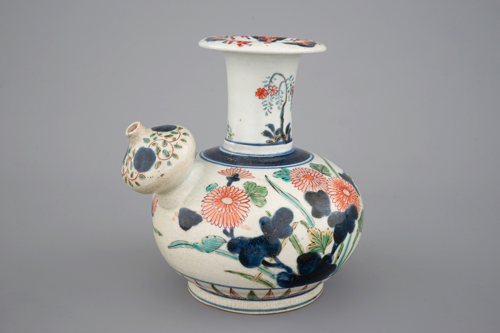 Un khendi en porcelaine de Japon Imari, &eacute;poque Edo, 17&egrave;me