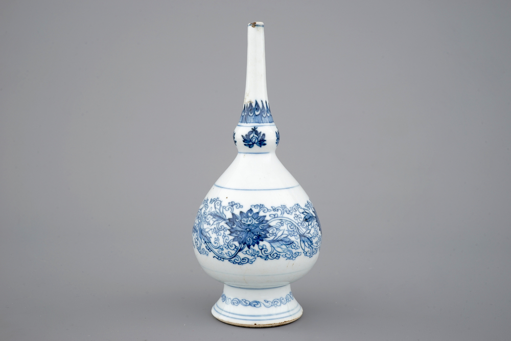 Un vase bouteille en porcelain de Chine, Kangxi, ca. 1700