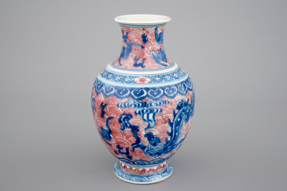 Een Chinees porseleinen drakenvaas in blauw en onderglazuur rood, 19e eeuw