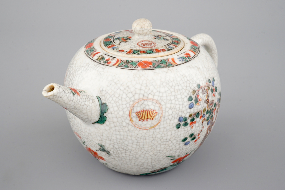 Une th&eacute;i&egrave;re en famille verte et craquel&eacute;, Kangxi, ca. 1700