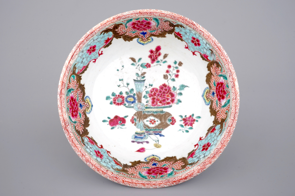 Een grote diepe Chinese famille rose kom, Qianlong, 18e eeuw