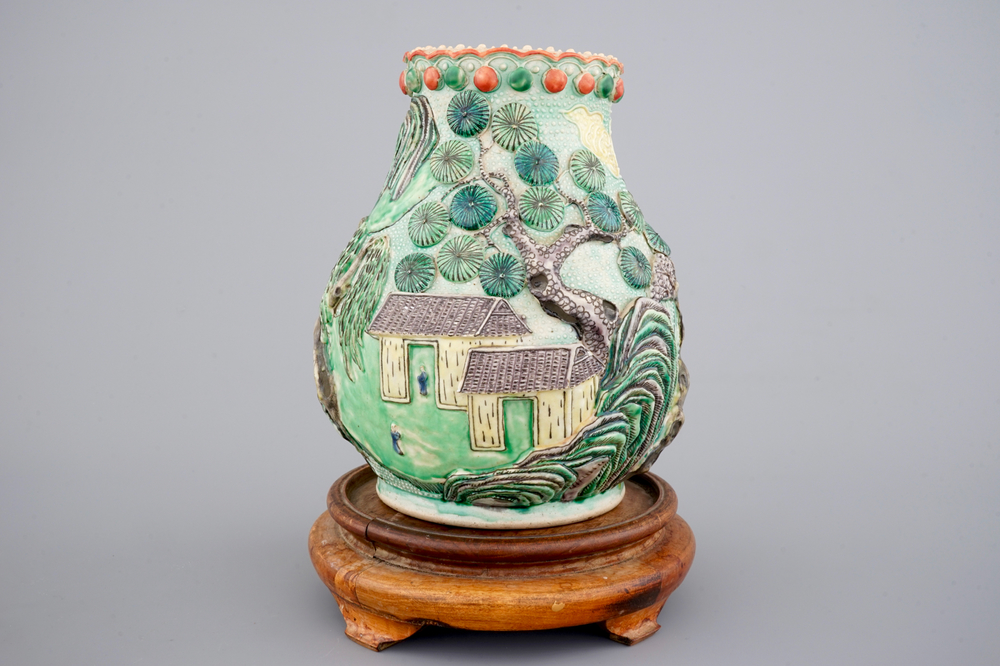 Un vase de forme hu, d&eacute;cor en reli&euml;f d'un paysage, Nankin, 19&egrave;me