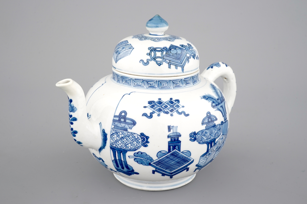 Une grande th&eacute;i&egrave;re en porcelaine de Chine bleu et blanc, &eacute;poque Kangxi, ca. 1700