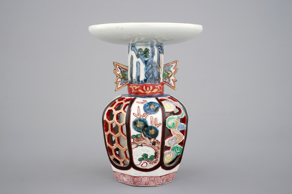 Un vase ajour en porcelaine de Japon, Arita, 18&egrave;me