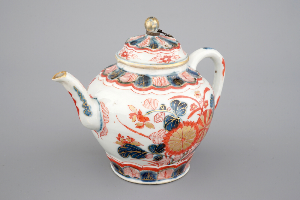 Een Chinese Imari theepot met deksel, 17/18e eeuw