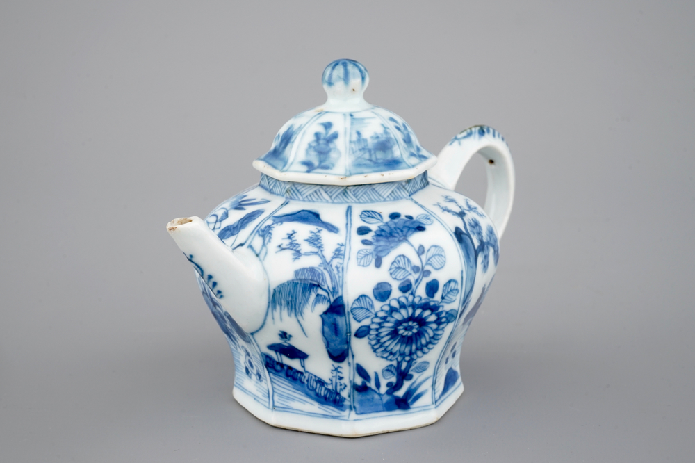 Une th&eacute;i&egrave;re en porcelaine de Chine, &eacute;poque Kangxi, ca. 1700