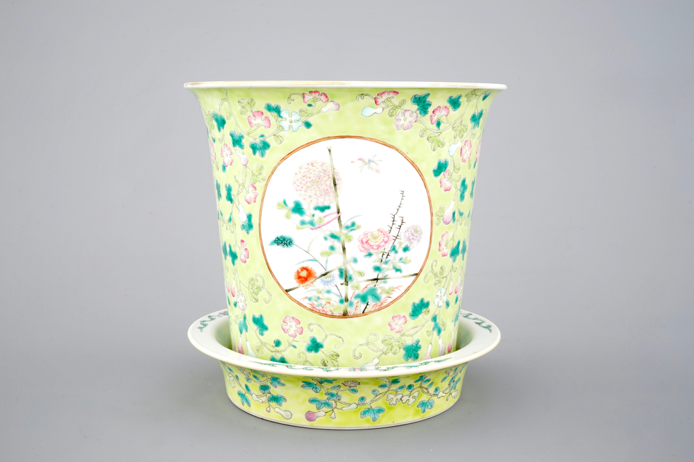 Un cache-pot sur pr&eacute;sentoir en porcelaine de Chine, 19/20&egrave;me