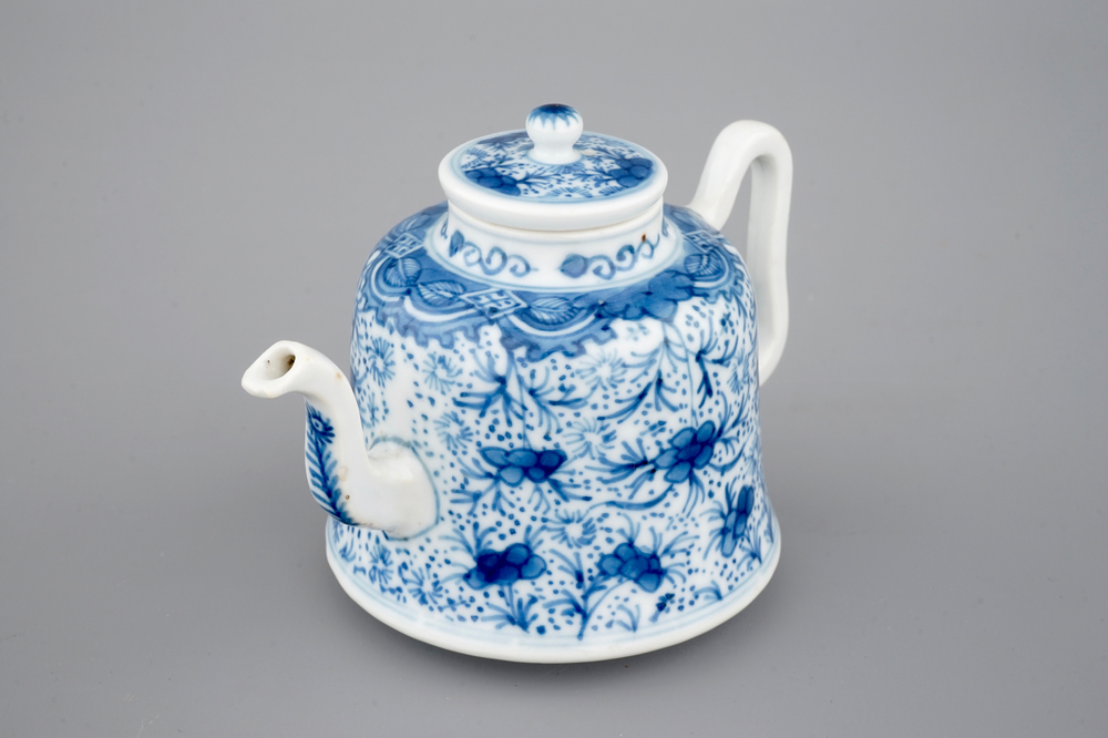 Une th&eacute;i&egrave;re en porcelaine de Chine, &eacute;poque Kangxi, ca. 1700