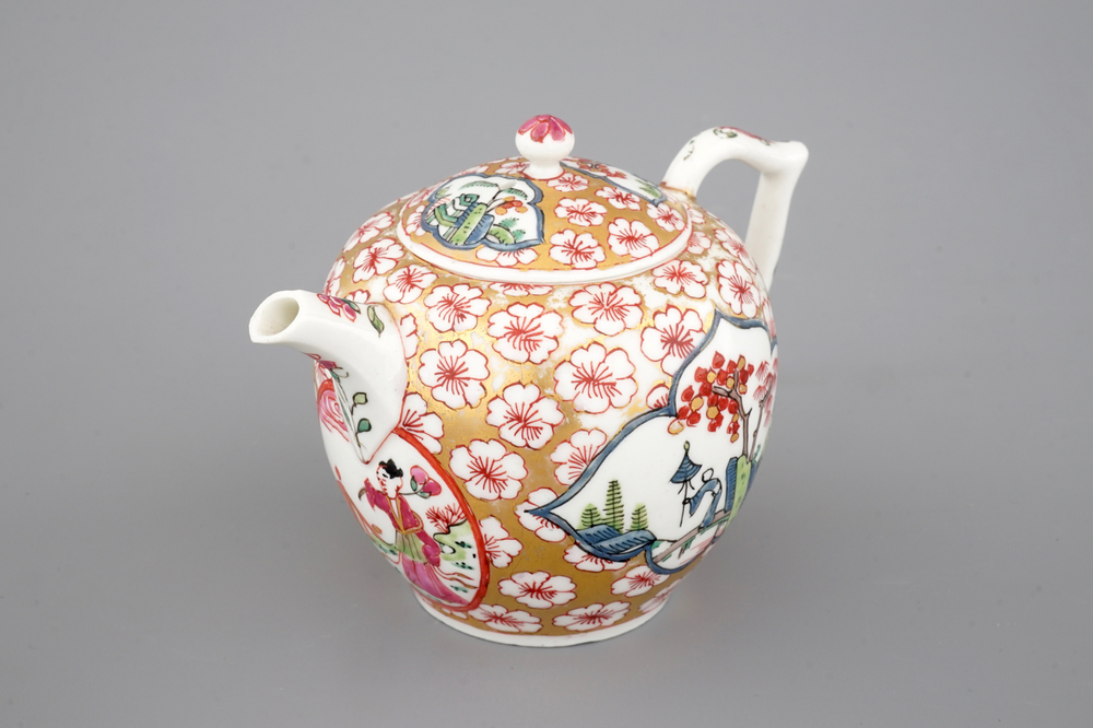 A Chinese famille rose teapot, Qianlong, 18th C.