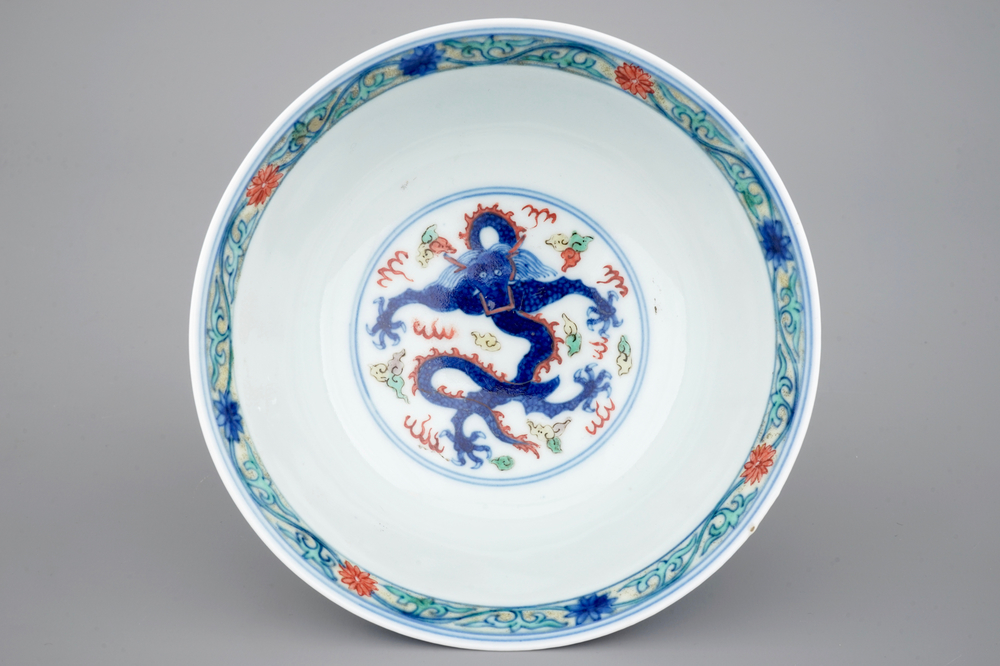 A Chinese porcelain wucai dragon bowl, 19/20th C.