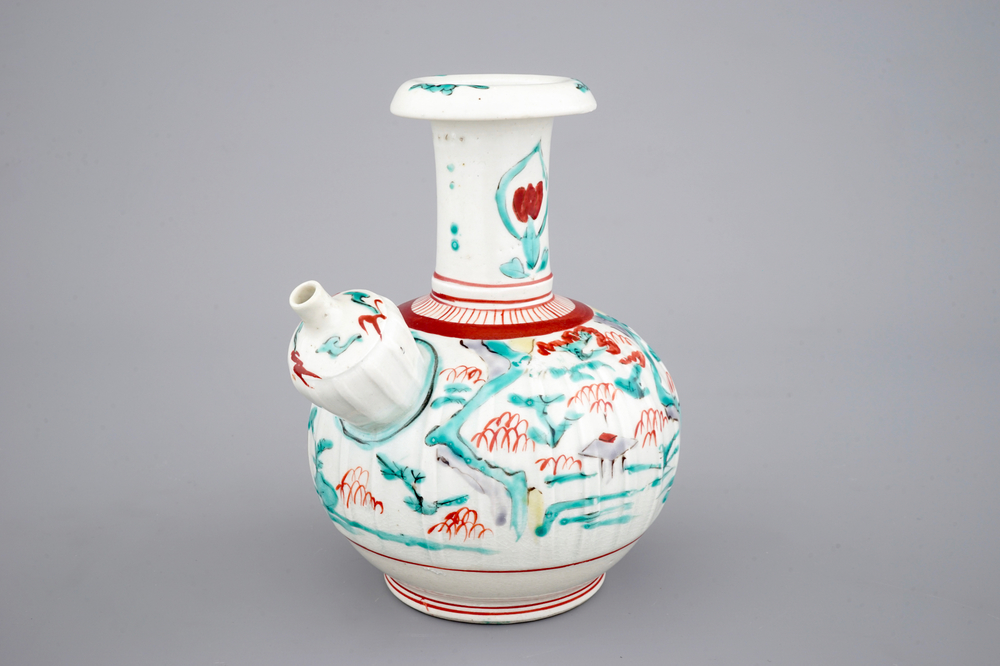 Een polychrome Japans porseleinen Kutani Kendi, 17e eeuw