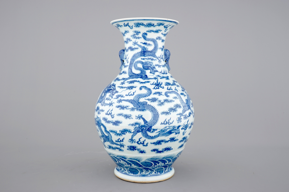 Een blauw-witte Chinese vaas met decor van draken en olifanten als handvaten, 19/20e eeuw