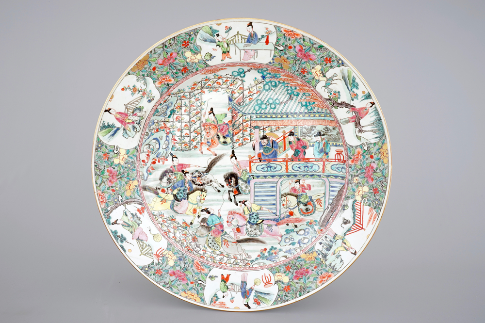 Een uitzonderlijke grote famille rose schotel met amazones te paard, Yongzheng, 1722-1735