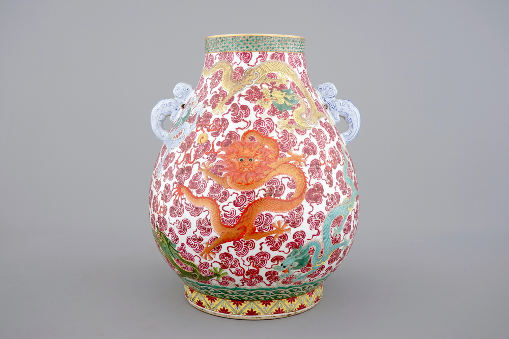 Un vase chinois de forme "hu" au d&eacute;cor famille rose de dragons, probablement Tongzhi, 19&egrave;me