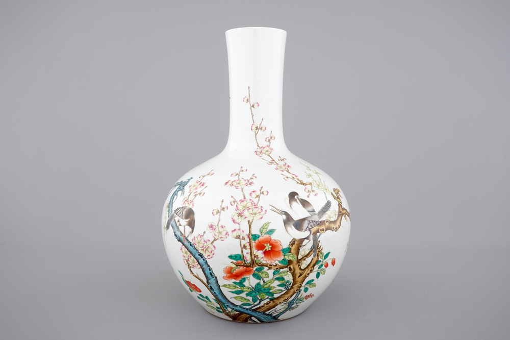 Un vase de forme bouteille au d&eacute;cor de oiseaux et fleurs, ca. 1900
