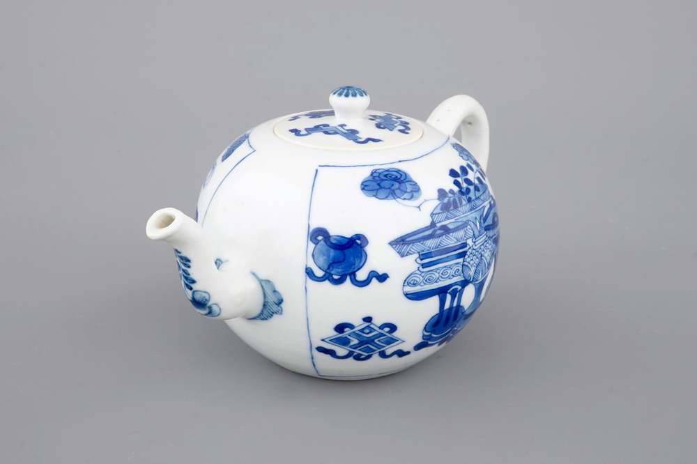 Een blauw-witte Chinees porseleinen theepot, Kangxi, ca. 1700