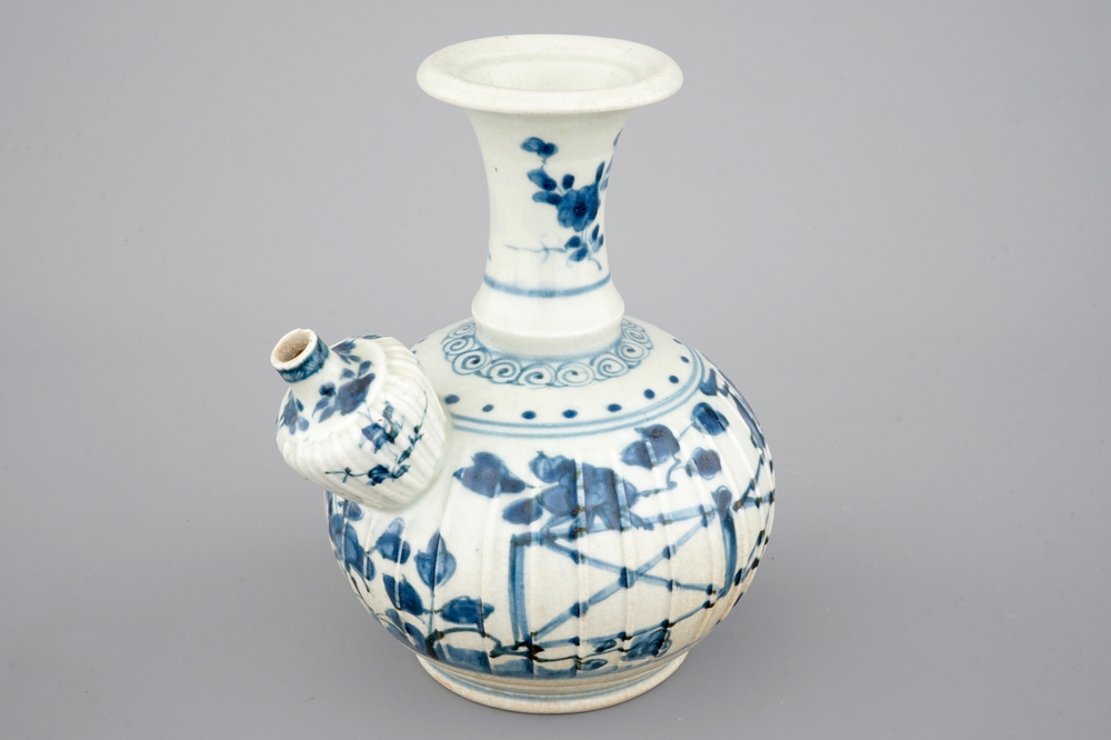 A Japanese Arita porcelain kendi, 17/18th C.