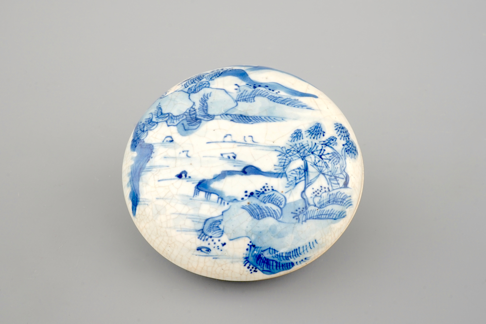 Une bo&icirc;te ronde en porcelaine de Chine bleu et blanc pour cire d'&eacute;tampes, 18&egrave;me